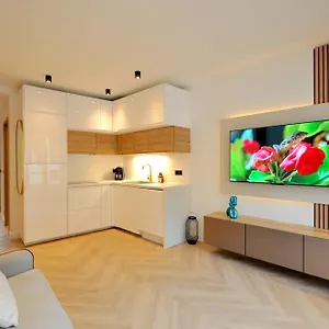 Apartment Monaco # - 6 Persons - 2 Bedrooms - Full Renovated - Private Parking - Full Clim - Hypercenter - And Sun, Menton