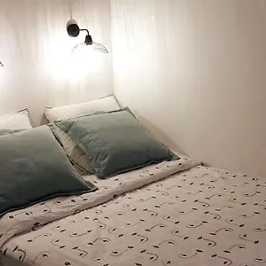https://studio-cosy-quartier-canal-saint-martin.fr-paris.fr